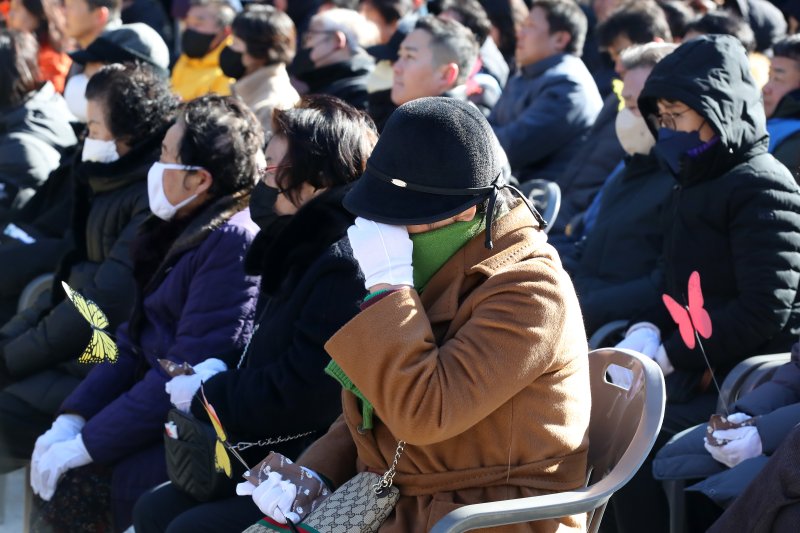 18일 오전 대구 동구 대구시민안전테마파크 광장에서 열린 '대구지하철 화재참사 22주기 추모식'에 참석한 유가족들이 슬픔에 잠긴 채 눈물을 훔치고 있다. 2025.2.18/뉴스1 ⓒ News1 공정식 기자