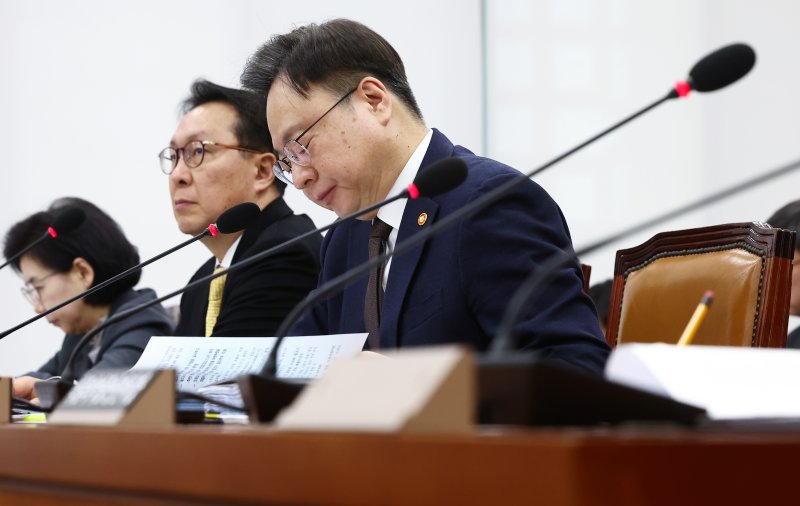 조규홍 보건복지부 장관이 18일 오전 서울 여의도 국회에서 열린 보건복지위원회 전체회의에 굳은 표정으로 자리하고 있다. 2025.2.18/뉴스1 ⓒ News1 김민지 기자