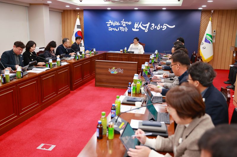 전남 보성군이 올해부터 '종이 없는 간부회의'<사진>를 전면 도입하며 디지털 기반의 스마트 행정 혁신과 탄소 중립 실천에 앞장서 눈길을 끈다. 보성군 제공