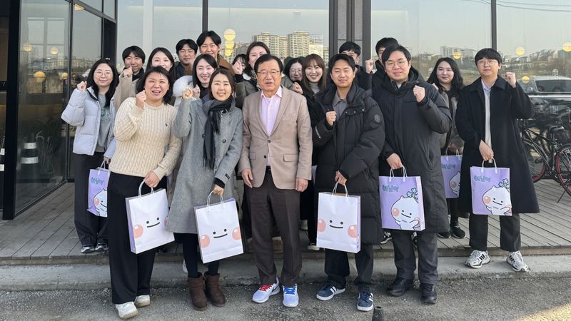 하남시가 경기도 지자체 최고 수준의 출산 인사 가점을 도입해 출산 문화를 선도한다. 사진은 이현재 하남시장(앞줄 왼쪽 세 번째)이 지난해 신혼 공무원들과 오찬 후 기념 촬영한 모습. 하남시 제공