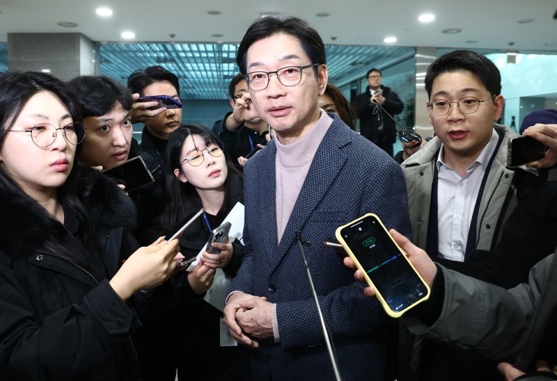 김경수 전 경남도지사가 18일 오전 서울 여의도 국회 의원회관에서 열린 '행정수도 세종 이전의 추진방안과 과제 토론회'에 참석하며 취재진 질의에 답변하고 있다. 2025.2.18/뉴스1 ⓒ News1 김민지 기자