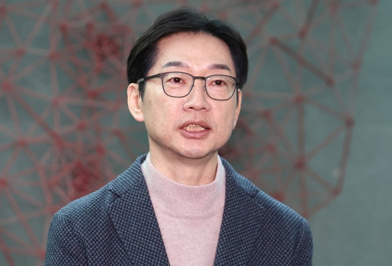 김경수 전 경남도지사가 18일 오전 서울 여의도 국회 의원회관에서 취재진 질의에 답변하고 있다. 2025.2.18/뉴스1 ⓒ News1 김민지 기자