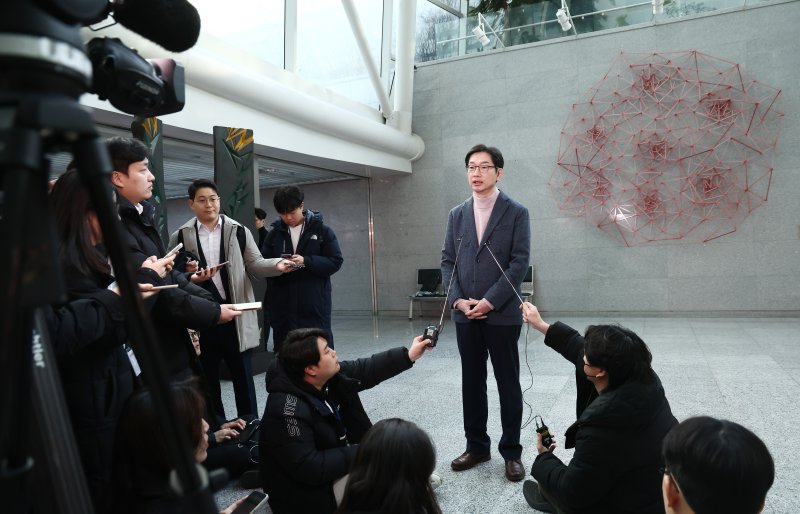 김경수 전 경남도지사가 18일 오전 서울 여의도 국회 의원회관에서 취재진 질의에 답변하고 있다. 2025.2.18/뉴스1 ⓒ News1 김민지 기자