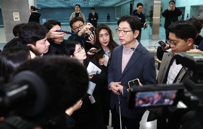 김경수 전 경남도지사가 18일 오전 서울 여의도 국회 의원회관에서 취재진 질의에 답변하고 있다. 2025.2.18/뉴스1 ⓒ News1 김민지 기자