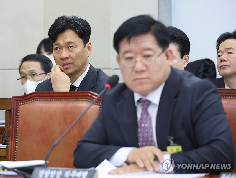 박현수 서울경찰청장 직무대리와 이호영 경찰청장 직무대행 (출처=연합뉴스)