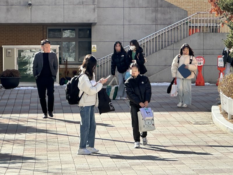 [대전=뉴시스] 김도현 기자 = 18일 오전 초등생 피살 사건이 발생한 뒤 휴교령이 내려졌던 대전 서구 관저동의 한 초등학교에서 학생들이 하교하고 있다. 2025.02.18. kdh1917@newsis.com