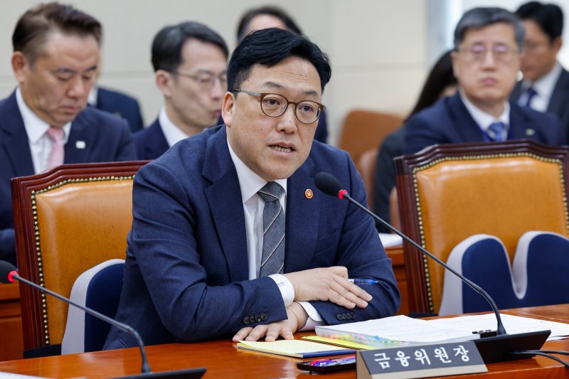 김병환 금융위원장이 18일 서울 여의도 국회에서 열린 정무위원회 제422회국회(임시회) 제1차 전체회의에 출석해 의원 질의에 답하고 있다. 2025.2.18/뉴스1 ⓒ News1 안은나 기자