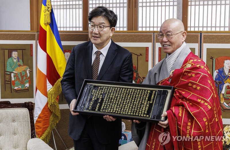 태고종 총무원장에게 반야심경 선물받은 권성동 원내대표 (출처=연합뉴스)