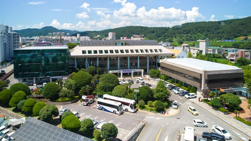 [통영=뉴시스] 신정철 기자= 통영시는 시민들이 안심하고 식품을 소비할 수 있도록 2025년 한 해 동안 시중에 유통되는 식품을 대상으로 기본검사, 기획검사, 유통 농산물 검사, 건강기능식품 검사, 방사능 오염식품 검사, 유전자변형 식품 검사 등을 포함한 총 333건의 검사를 실시할 방침이라고 18일 밝혔다.사진은 통영시청 전경.(사진=뉴사스DB).2025.02.18. sin@newsis.com