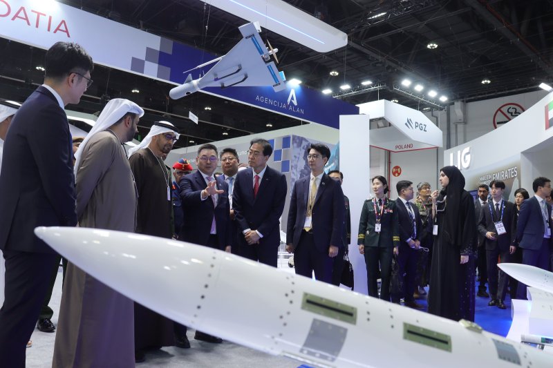 지난 17일(현지 시간) UAE 아부다비에서 진행 중인 IDEX 2025 현장에서, 구본상 LIG 회장이 모하메드 빈 자이드 알 나하얀 UAE 대통령에게 장거리지대공유도무기 'L-SAM'에 대해 소개하고 있다. (LIG넥스원 제공)
