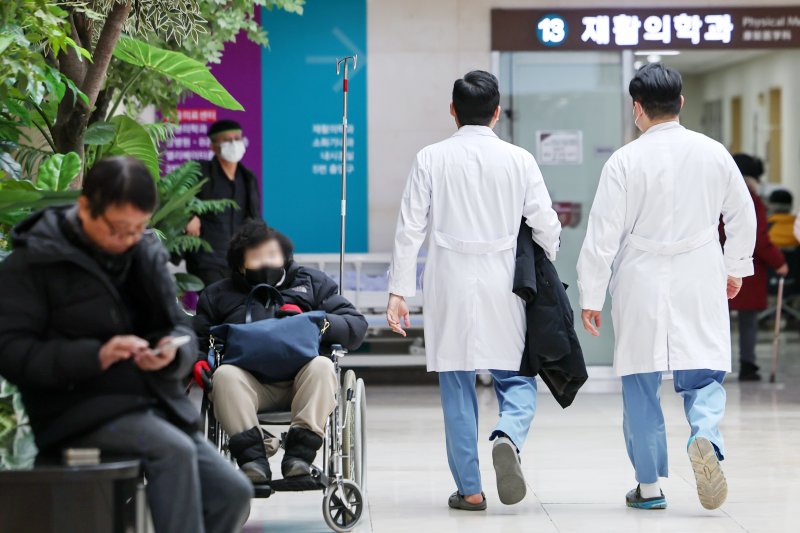 정부의 의대 정원 증원 발표로 촉발된 의정 갈등이 꼭 1년을 맞은 6일 서울의 한 대학병원에서 의료진이 오가고 있다. 2025.2.6/뉴스1 ⓒ News1 민경석 기자