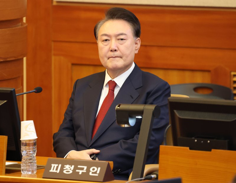 윤석열 대통령이 13일 서울 종로구 헌법재판소에서 열린 탄핵심판 8차 변론에 출석해 있다. 2025.2.13/뉴스1 ⓒ News1 사진공동취재단