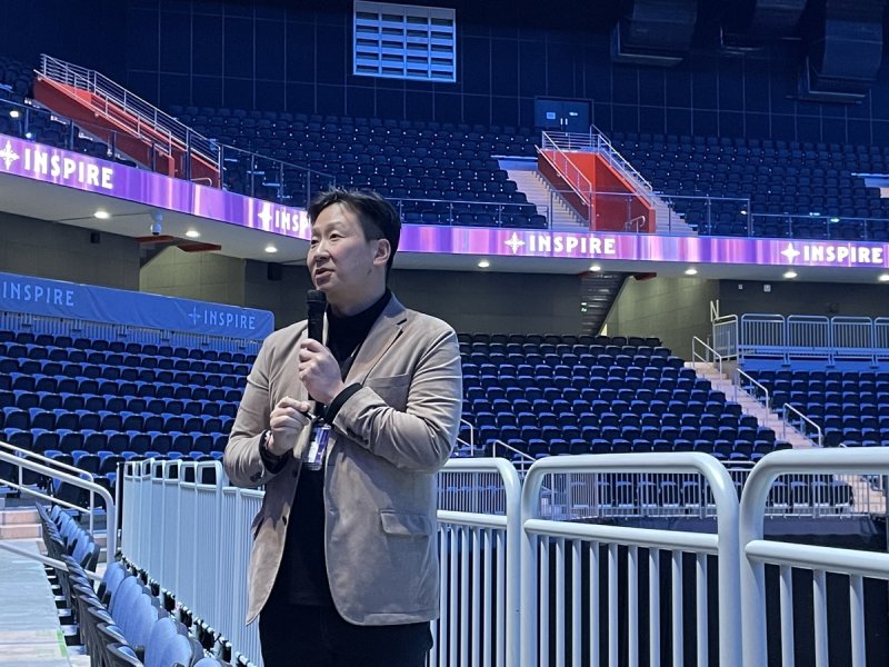 지난 18일 인천 중구 인스파이어 리조트에서 열린 기자간담회에서 장현기 GM이 아레나 시설을 안내하고 있다. 인스파이어 리조트 제공