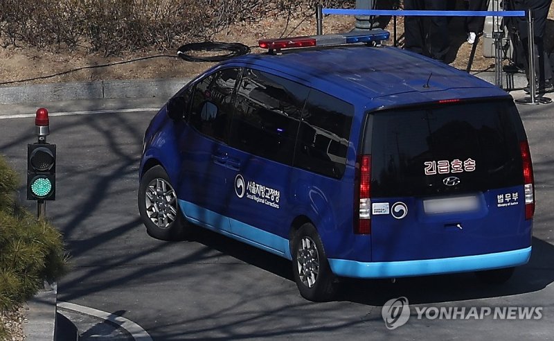 헌재 들어선 윤석열 대통령 호송차량 (출처=연합뉴스)