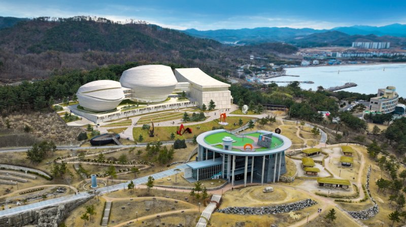 [포항=뉴시스] 송종욱 기자 = 포항시가 지역 정체성 확립과 신 동해안 시대 문화 중심지로 발돋움하기 위해 포항시립박물관을 건립한다. 사진은 포항시 남구 동해면 연오랑세오녀테마공원 전시관 '귀비고(貴妃庫)' 왼쪽의 포항시립박물관 조감도. (사진=포항시 제공) 2025.02.18. photo@newsis.com