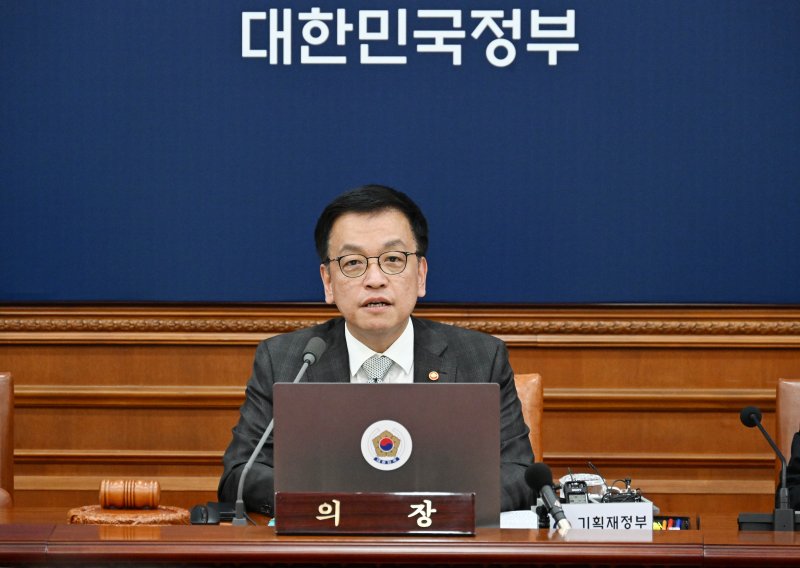 최상목 대통령 권한대행 부총리 겸 기획재정부 장관이 18일 서울 종로구 정부서울청사에서 열린 '제7회 국무회의'에서 모두발언을 하고 있다. (기획재정부 제공. 재판매 및 DB 금지) 2025.2.18/뉴스1