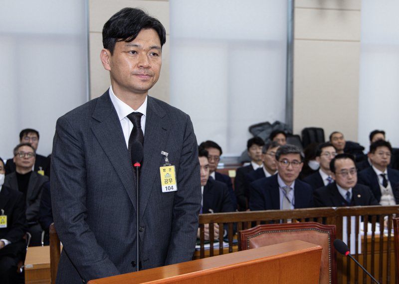 박현수 서울경찰청장 직무대리가 18일 오전 서울 여의도 국회에서 열린 제422회 국회(임시회) 행정안전위원회 제1차 전체회의에서 의원 질의를 듣고 있다. 2025.2.18/뉴스1 ⓒ News1 이재명 기자