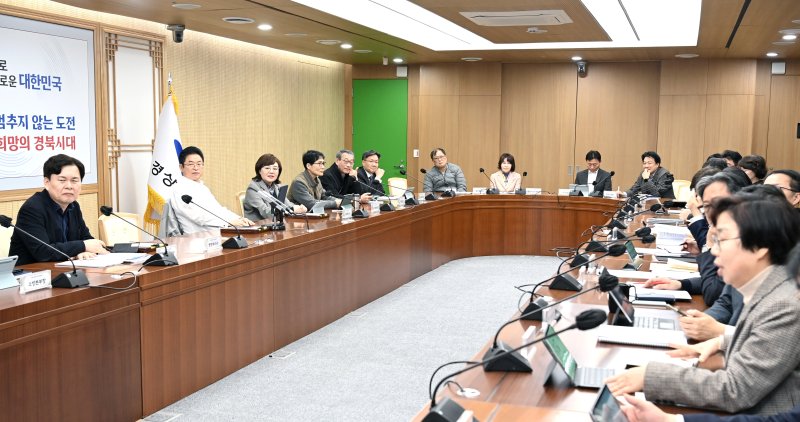 [안동=뉴시스] 18일 경북도청 원융실에서 이철우 지사 주재로 내년 국비 확보 추진 상황 보고회가 열리고 있다. (사진=경북도 제공) 2025.02.18. photo@newsis.com *재판매 및 DB 금지