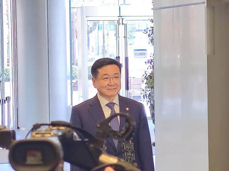 [서울=뉴시스]이찬희 삼성 준법감시위원회 위원장이 18일 오후 서울 서초구 삼성생명 서초사옥에서 열린 정례회의 참석에 앞서 기자들과 만나 인터뷰하고 있다. photo@newsis *재판매 및 DB 금지