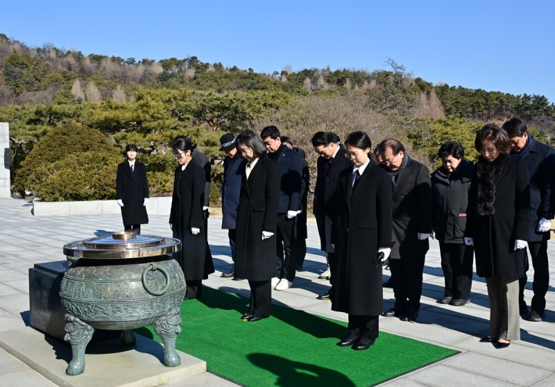 최호정 의장, 현충원 참배 (출처=연합뉴스)