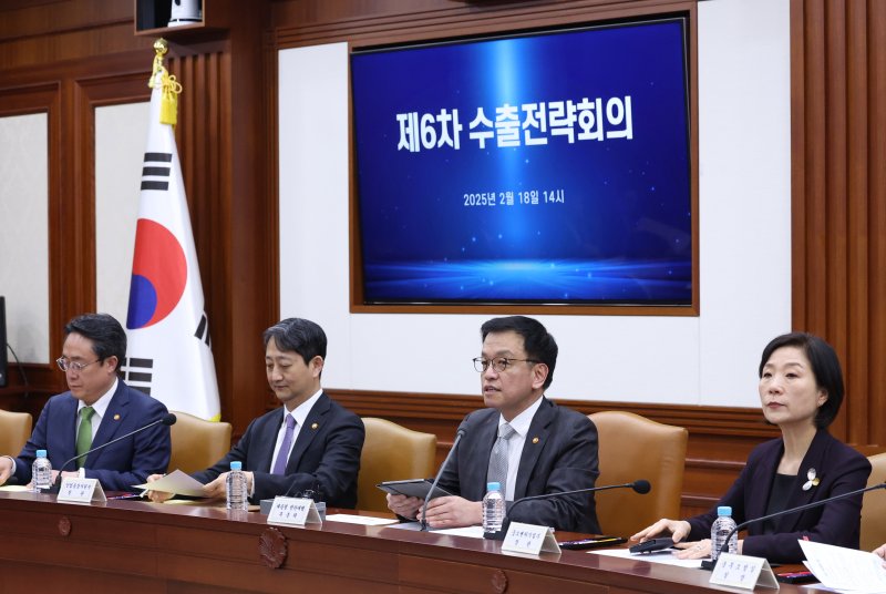 [서울=뉴시스] 조수정 기자 = 최상목 대통령 권한대행 부총리 겸 기획재정부 장관이 18일 정부서울청사에서 열린 수출전략회의를 주재하고 있다. 2025.02.18. chocrystal@newsis.com <저작권자ⓒ 공감언론 뉴시스통신사. 무단전재-재배포 금지.> /사진=뉴시스화상