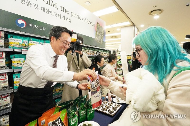 김 스낵 전달하는 강도형 장관 (출처=연합뉴스)