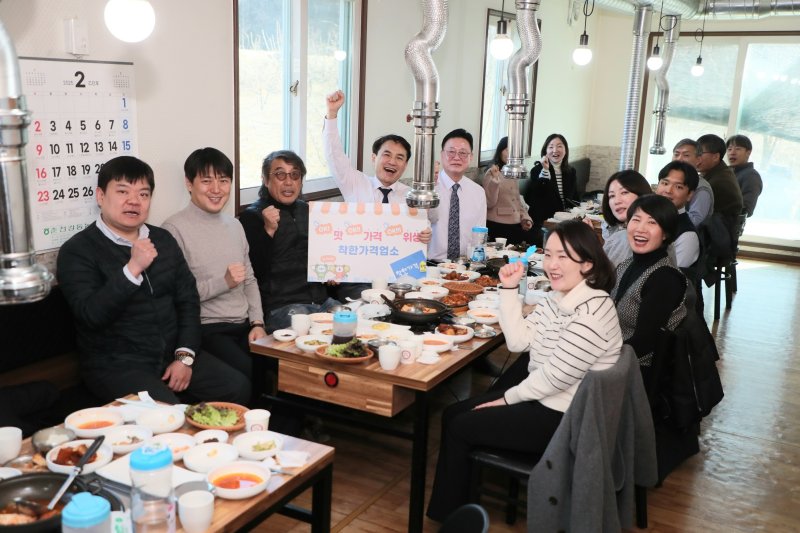 김진태 강원특별자치도지사는 18일 도 직원과 함께 착한가격업소 방문해 오찬을 실시했다.(강원도 제공. 재판매 및 DB금지)/뉴스1