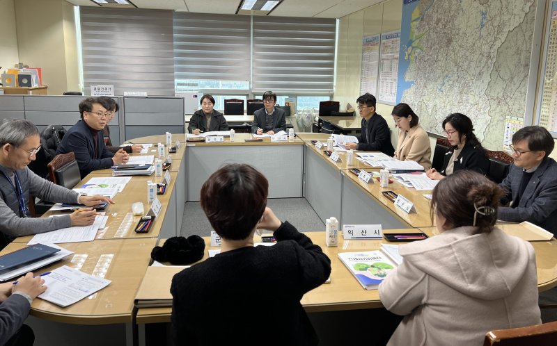 [전주=뉴시스] 18일 전북도청 소회의실에서 진행된 '전세사기 피해지원 TF 회의' 모습. *재판매 및 DB 금지