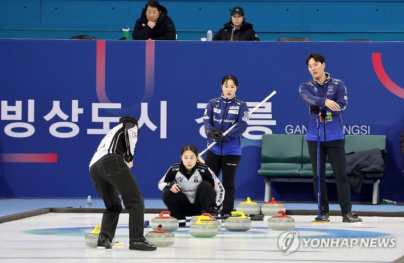 강원과 서울의 컬링 믹스더블 결승 (출처=연합뉴스)