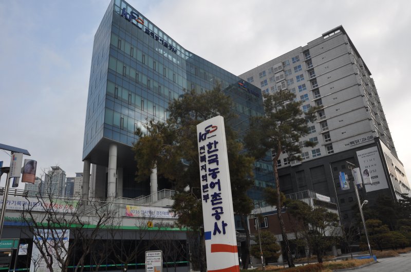 농어촌공사 전북지역본부는 농림축산식품부의 '배수 개선 사업' 대상지로 선정된 도내 30개 지구에 대한 사업비로 3107억원이 확정됐다고 18일 밝혔다. 농어촌공사 전북지역본부 전경/뉴스1 DB