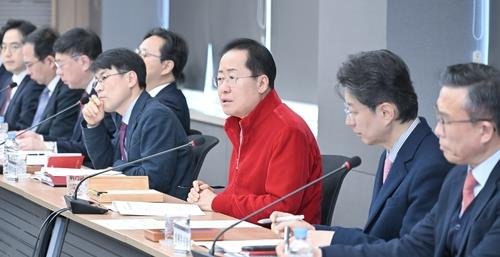 간부회의 하는 홍준표 대구시장 (출처=연합뉴스)
