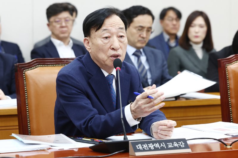 설동호 대전교육감이 18일 오후 서울 여의도 국회에서 열린 교육위원회 전체회의에서 고 김하늘 양 피살 사건과 관련한 의원 질의에 답변하고 있다. 2025.2.18 /뉴스1 ⓒ News1 김민지 기자