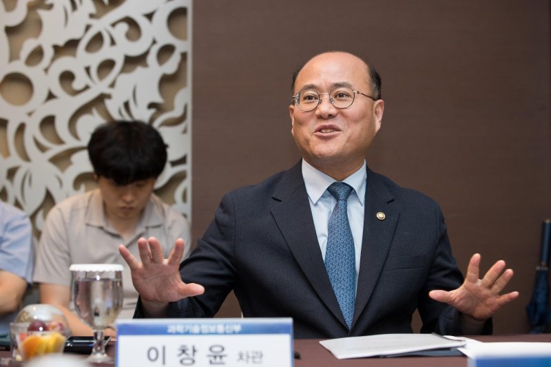 [서울=뉴시스] 이창윤 과학기술정보통신부 제1차관이 18일 오후 서울 서초구 엘타워에서 열린 'AI 기초연구 및 AI R&D 활용 간담회' 에서 인사말을 하고 있다. (사진=과학기술정보통신부 제공) 2024.07.18. photo@newsis.com *재판매 및 DB 금지