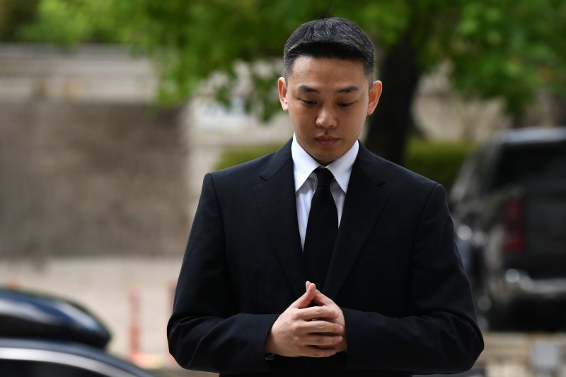 [서울=뉴시스] 김진아 기자 = 프로포폴과 대마 등 마약 상습 투약 혐의로 재판에 넘겨진 배우 유아인(본명 엄홍식)이 지난해 9월3일 오후 서울 서초구 서울중앙지방법원에서 열린 1심 선고기일에 출석하고 있다. (공동취재) 2024.09.03. photo@newsis.com