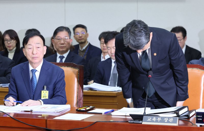 [서울=뉴시스] 권창회 기자 = 이주호 사회부총리 겸 교육부장관이 18일 서울 여의도 국회에서 열린 교육위원회 전체회의에서 대전 초등학생 사망 사건 관련 사과하고 있다. 2025.02.18. kch0523@newsis.com