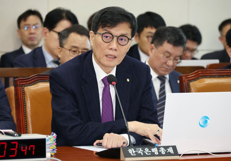 [서울=뉴시스] 조성우 기자 = 이창용 한국은행 총재가 18일 오전 서울 여의도 국회에서 열린 기획재정위원회 전체회의에서 의원 질의에 답변하고 있다. 2025.02.18. xconfind@newsis.com