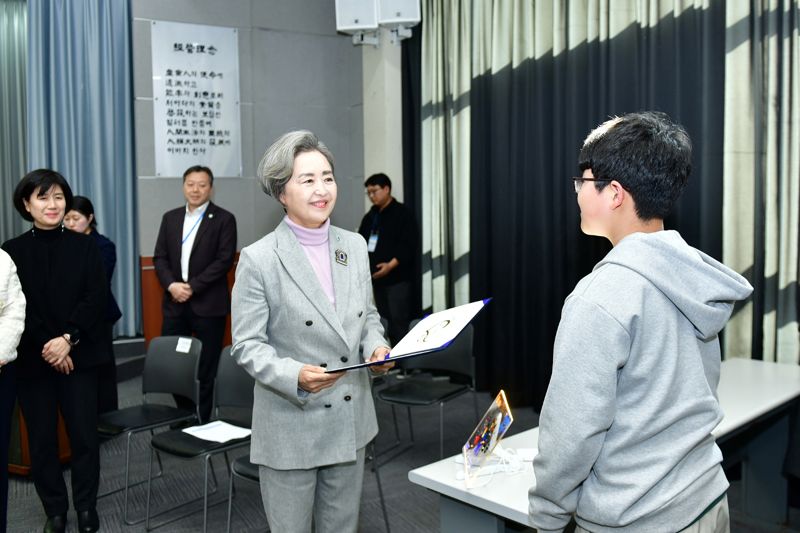 코오롱그룹의 비영리 재단법인 '꽃과어린왕자'가 지난 17일부터 이틀 동안 경기도 용인 코오롱인재개발센터에서 '제21회 코오롱 어린이 드림캠프'를 개최했다. 18일 서창희 꽃과어린왕자 이사장이 학생들에게 장학증서를 수여하고 있다. 코오롱그룹제공