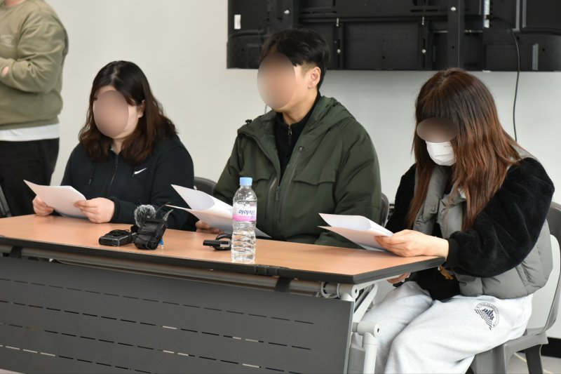 제22서경호 침몰 사고 실종자 가족들이 12일 전남 여수시 봉산동 소재 실종자 대기실에서 입장문을 읽고 있다. 2025.2.12/뉴스1 ⓒ News1 김동수 기자