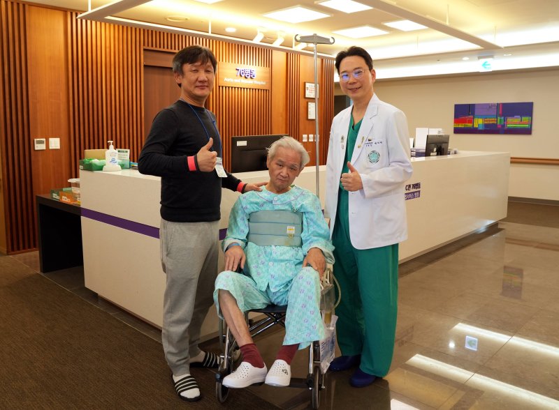 [서울=뉴시스]왼쪽부터 환자 권씨의 보호자와 권씨, 송석원 교수. (사진= 이화의료원 제공) 2025.02.18. photo@newsis.com.
