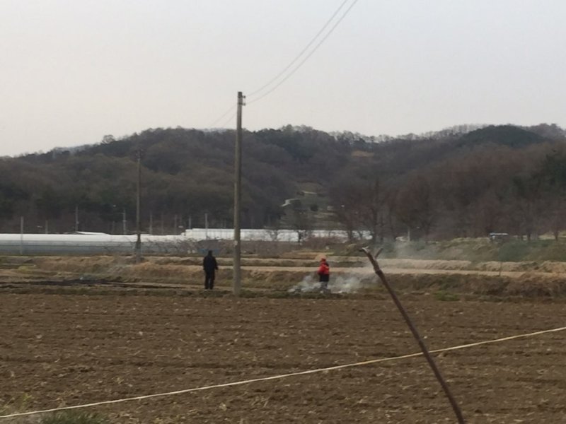 [안동=뉴시스] 산불계도 요원이 논두렁을 태우는 현장에 가서 계도활동을 벌이고 있다. (사진=경북도 제공) 2025.02.18. photo@newsis.com