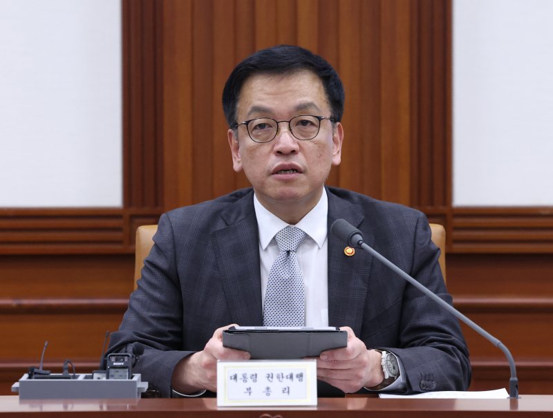 [서울=뉴시스] 조수정 기자 = 최상목 대통령 권한대행 부총리 겸 기획재정부 장관이 18일 정부서울청사에서 열린 수출전략회의를 주재하고 있다. 2025.02.18. chocrystal@newsis.com