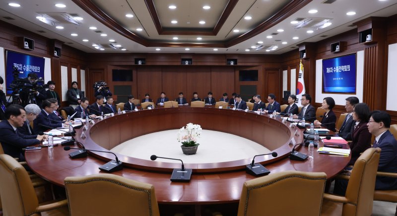 [서울=뉴시스] 조수정 기자 = 최상목 대통령 권한대행 부총리 겸 기획재정부 장관이 18일 정부서울청사에서 열린 수출전략회의를 주재하고 있다. 2025.02.18. chocrystal@newsis.com