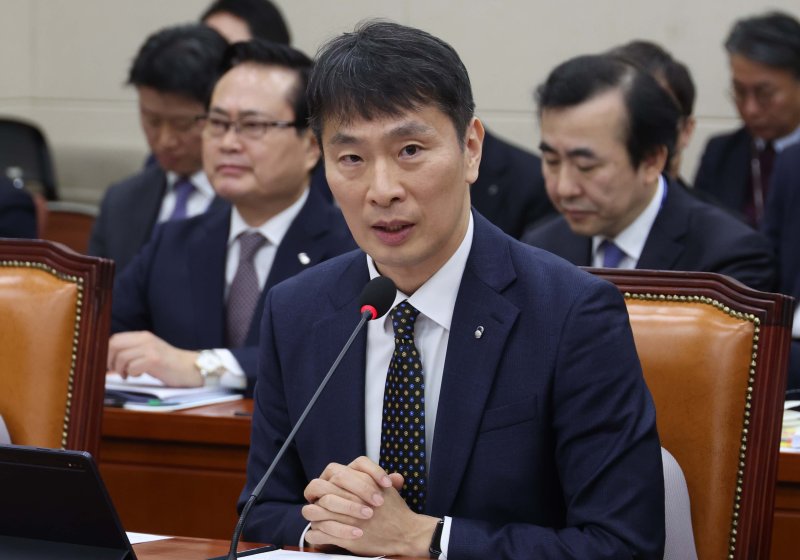 [서울=뉴시스] 조성봉 기자= 이복현 금융감독원장이 18일 오전 서울 여의도 국회에서 열린 정무위원회 전체회의에서 의원들의 질의에 답변하고 있다. 2025.02.18. suncho21@newsis.com