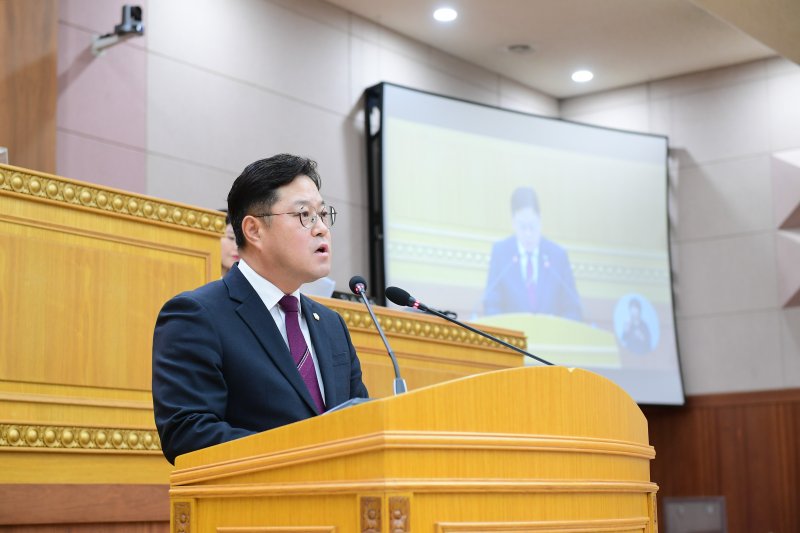 [양주=뉴시스] 김현수 의원이 제374회 임시회 제2차 본회의에서 ‘청년·후계농업인 육성자금 지원 대책 마련 촉구 건의안’을 대표발의하고 있다. (사진=양주시의회 제공) 2025.02.18 photo@newsis.com