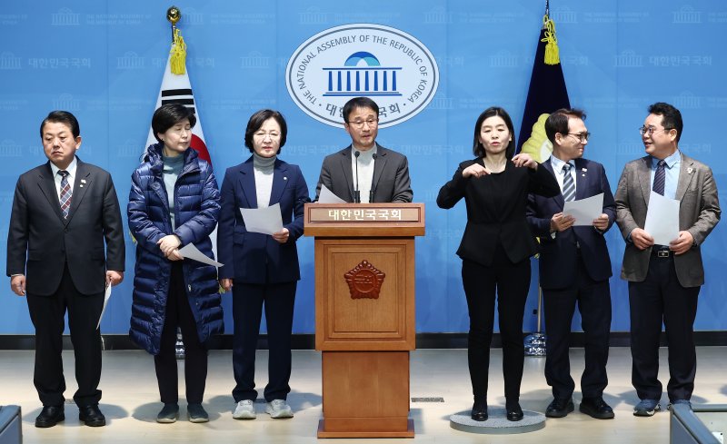 더불어민주당 내란 국정조사특별위원회 위원들이 18일 오후 서울 여의도 국회 소통관에서 윤석열 변호인단 입장 반박 기자회견을 하고 있다. 2025.2.18/뉴스1 ⓒ News1 김민지 기자