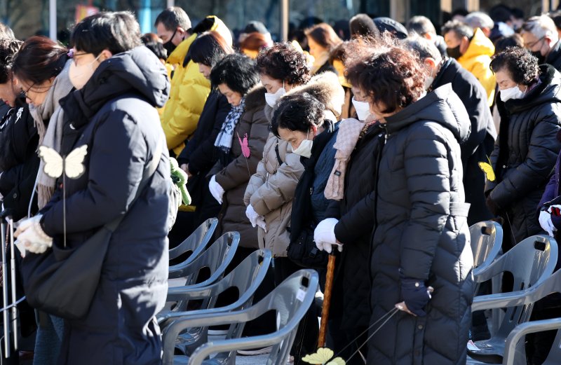 [대구=뉴시스] 이무열 기자 = 18일 대구 동구 시민안전테마파크에서 열린 대구지하철 화재참사 22주기 추모식에서 유가족들이 묵념을 하고 있다. 2025.02.18. lmy@newsis.com