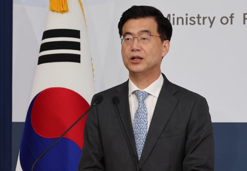 [서울=뉴시스] 김명원 기자 = 이재웅 외교부 대변인이 13일 서울 종로구 외교부에서 현안 관련 정례브리핑을 하고 있다. 이재웅 대변인은 한중일 외교장관회의와 관련하여 한국·일본·중국 3국은 가능한 빠른 시일 내에 외교장관회의 개최를 위해 현재 긴밀히 조율하고 있다고 밝혔다. 2025.02.18. kmx1105@newsis.com