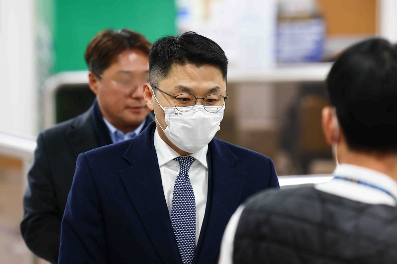 [서울=뉴시스] 김근수 기자 = 업무상배임 등 혐의로 불구속 수사 중인 유준원 상상인 그룹 대표가 18일 오후 서울 서초구 서울중앙지법에서 열린 선고 공판에 출석하고 있다. 2025.02.18. ks@newsis.com
