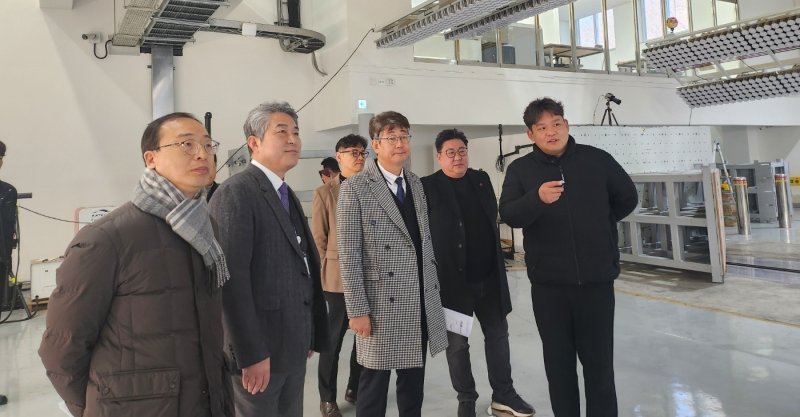 송광민 전남 영광 부군수가 17일 대마전기자동차산업단지 내 한국자동차연구원 전남본부 등 e모빌리티 산업 현장을 탐방하고 있다.(영광군 제공. 재판매 및 DB 금지)2025.2.18./뉴스1