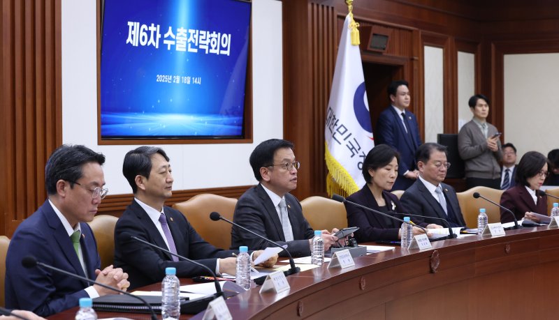 [서울=뉴시스] 조수정 기자 = 최상목 대통령 권한대행 부총리 겸 기획재정부 장관이 18일 정부서울청사에서 열린 수출전략회의를 주재하고 있다. 2025.02.18. chocrystal@newsis.com
